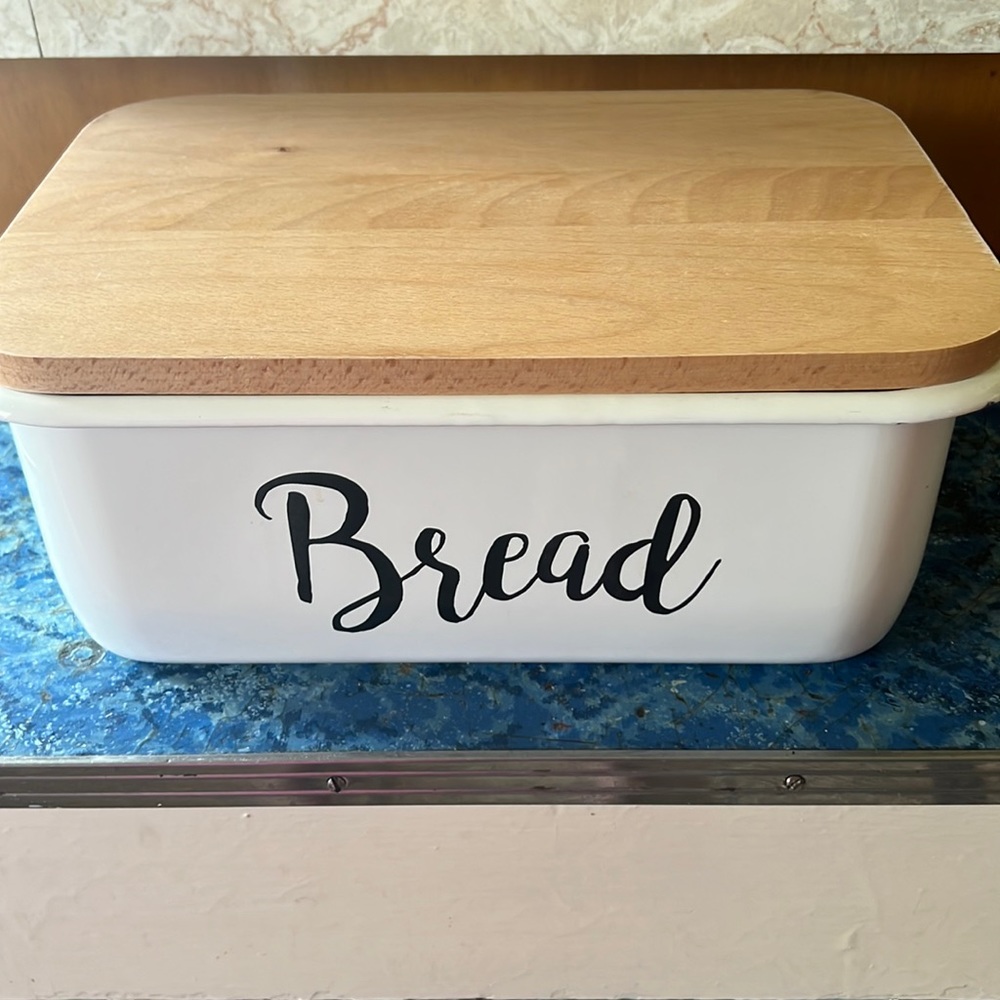 Bread storage box